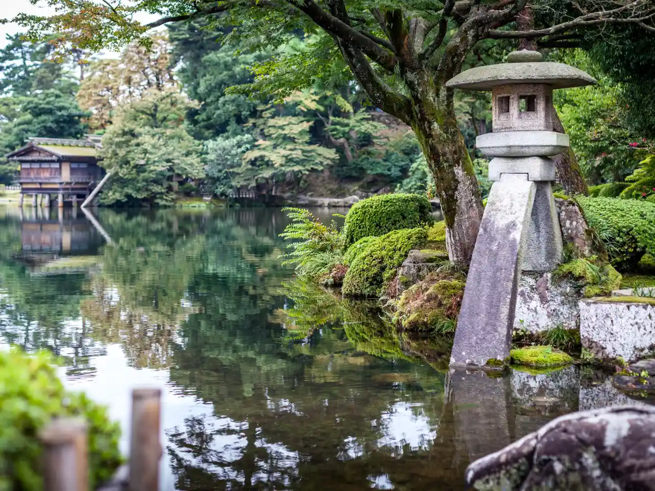японский сад, каменный фонарь, пруд в японском саду
